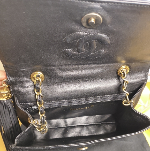 Vintage Chanel Quilted Leather Tassel Flap Bag (1990s Era) | Gold Tassel | Chain - Picture 7 of 10